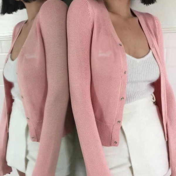 Μια υπέροχη απλή γυναικεία ζακέτα  με κουμπιά  κατάλληλη για τη καθημερινή ζωή