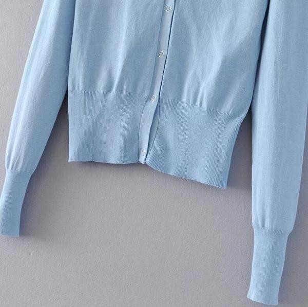 Μια υπέροχη απλή γυναικεία ζακέτα  με κουμπιά  κατάλληλη για τη καθημερινή ζωή