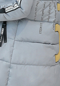 Πολύ μοντέρνο και ζεστό γυναικείο χειμωνιάτικο μπουφάν με γούνα στο κολάρο