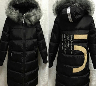 Πολύ μοντέρνο και ζεστό γυναικείο χειμωνιάτικο μπουφάν με γούνα στο κολάρο