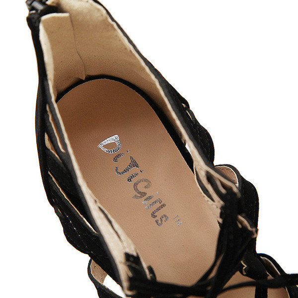 Κομψά γυναικεία παπούτσια με ψηλά τακούνια  σταυρωτά και αιχμηρά, σε μαύρο χρώμα