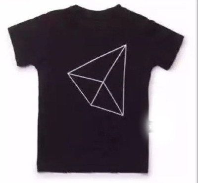 Ежедневна детска тениска в сив и черен цвят с геометрична фигура
