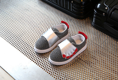 ΑΣθλητικά πάνινα παπούτσια για κορίτσια σε γκρι και μαύρο με μπαλώματα