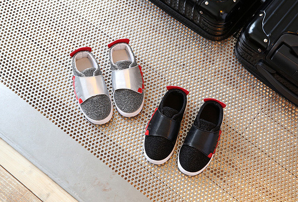 ΑΣθλητικά πάνινα παπούτσια για κορίτσια σε γκρι και μαύρο με μπαλώματα