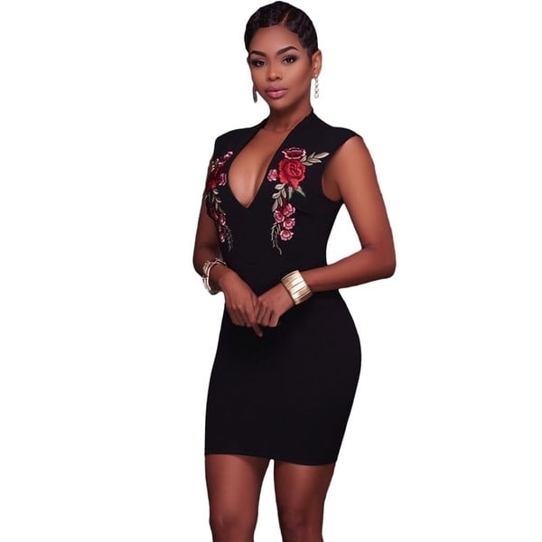 Κομψό γυναικείο  φόρεμα με floral κεντήματα και βαθύ λαιμόκοψη