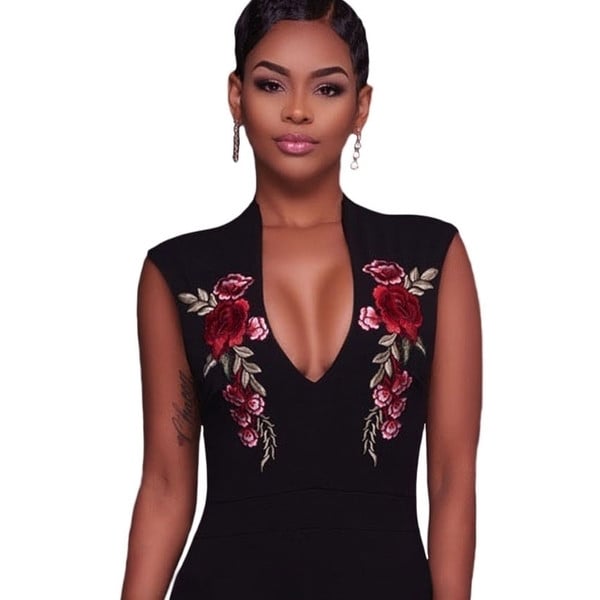 Κομψό γυναικείο  φόρεμα με floral κεντήματα και βαθύ λαιμόκοψη