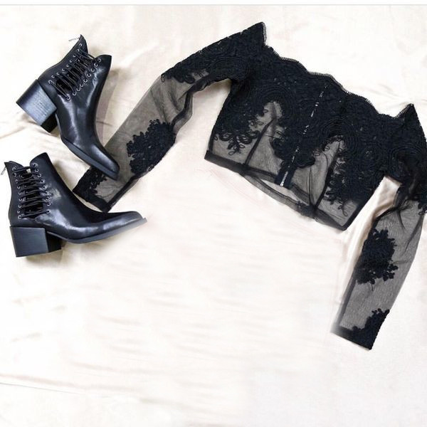 Κοντί γυναικεία μπλούζα με δαντέλα  - διαφανή σε  άσπρη και μαύρη