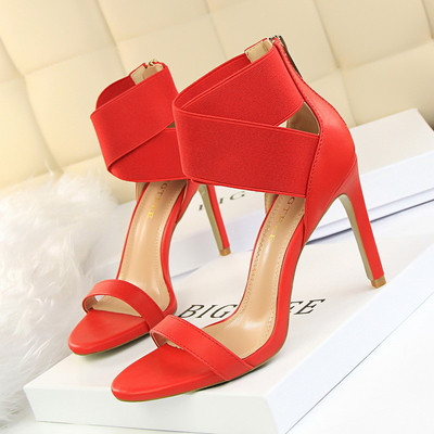 Πολύ κομψά και όμορφα γυναικεία σανδάλια με ελαστικές σταυροειδείς ιμάντες