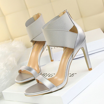 Πολύ κομψά και όμορφα γυναικεία σανδάλια με ελαστικές σταυροειδείς ιμάντες