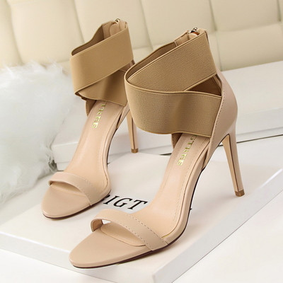 Πολύ κομψά και όμορφα γυναικεία σανδάλια με ελαστικές σταυροειδείς ιμάντες