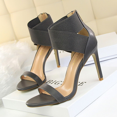 Πολύ κομψά και όμορφα γυναικεία σανδάλια με ελαστικές σταυροειδείς ιμάντες