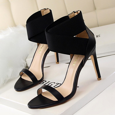 Πολύ κομψά και όμορφα γυναικεία σανδάλια με ελαστικές σταυροειδείς ιμάντες