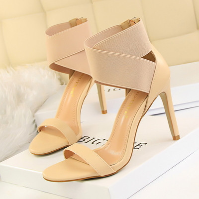 Πολύ κομψά και όμορφα γυναικεία σανδάλια με ελαστικές σταυροειδείς ιμάντες