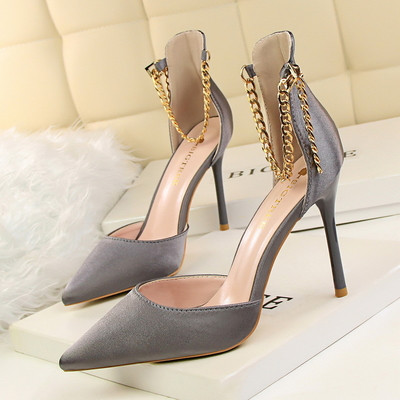 Κλειστά γυναικεία πέδιλα - αιχμηρά, με μεταλλικό ιμάντα και πολλά χρώματα