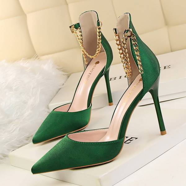 Κλειστά γυναικεία πέδιλα  - αιχμηρά, με μεταλλικό ιμάντα και πολλά χρώματα