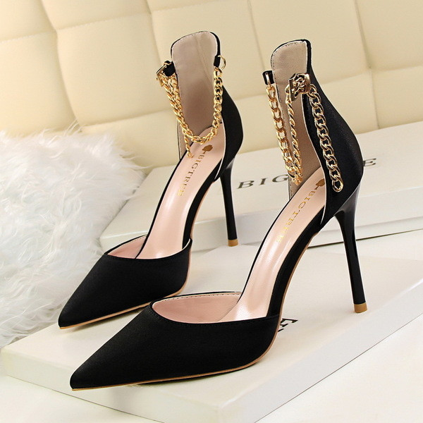 Κλειστά γυναικεία πέδιλα  - αιχμηρά, με μεταλλικό ιμάντα και πολλά χρώματα