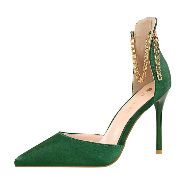 Κλειστά γυναικεία πέδιλα  - αιχμηρά, με μεταλλικό ιμάντα και πολλά χρώματα