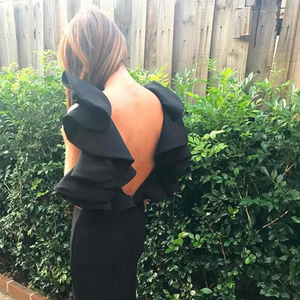 Κομψό γυναικεία  φόρεμα σε λευκό και μαύρο χρώμα με γυμνό πίσω και πέπλο