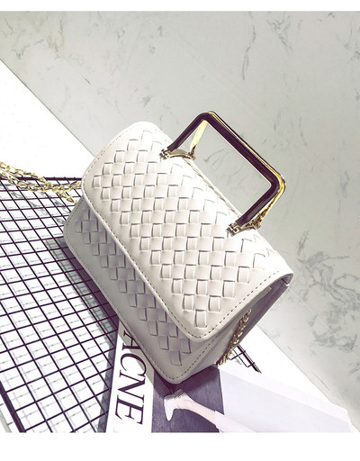 Κομψή γυναικεία τσάντα με δύο μεταλλικές χειρολαβές και σε τέσσερα χρώματα