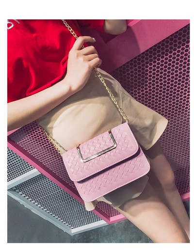 Κομψή γυναικεία τσάντα με δύο μεταλλικές χειρολαβές και σε τέσσερα χρώματα