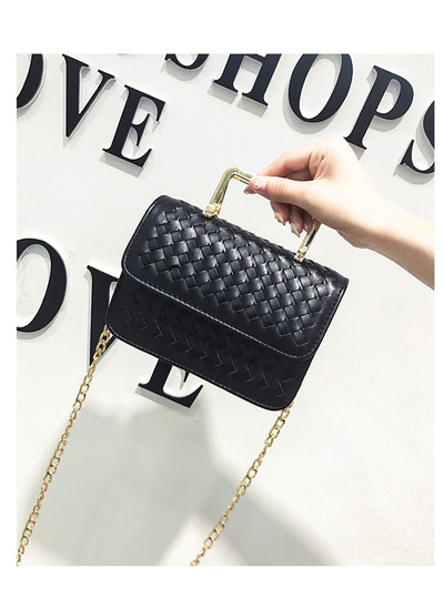 Κομψή γυναικεία τσάντα με δύο μεταλλικές χειρολαβές και σε τέσσερα χρώματα