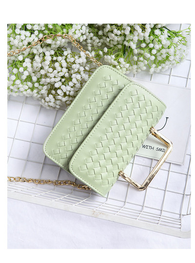 Κομψή γυναικεία τσάντα με δύο μεταλλικές χειρολαβές και σε τέσσερα χρώματα