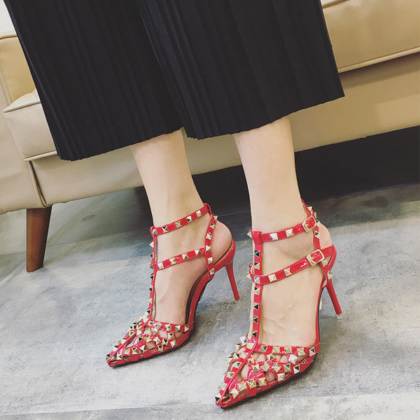 Γυναικεία πέδιλα - κλειστά και μυτερά, με ψηλό τακούνι και με μεταλλική διακόσμηση - πριτσίνια