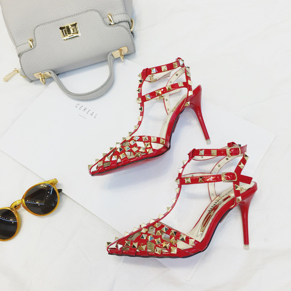 Γυναικεία πέδιλα - κλειστά και μυτερά, με ψηλό τακούνι και με μεταλλική διακόσμηση - πριτσίνια