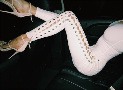 Μοναδικά και μοντέρνα γυναικεία τζιν σε δύο χρώματα με συνδέσεις πλήρους μήκους