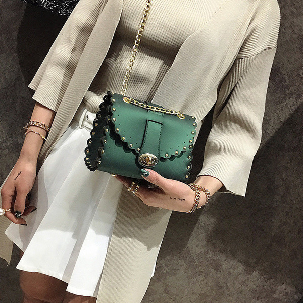 Όμορφη γυναικεία μίνι τσάντα  με μεταλλική λαβή σε πολλά χρώματα