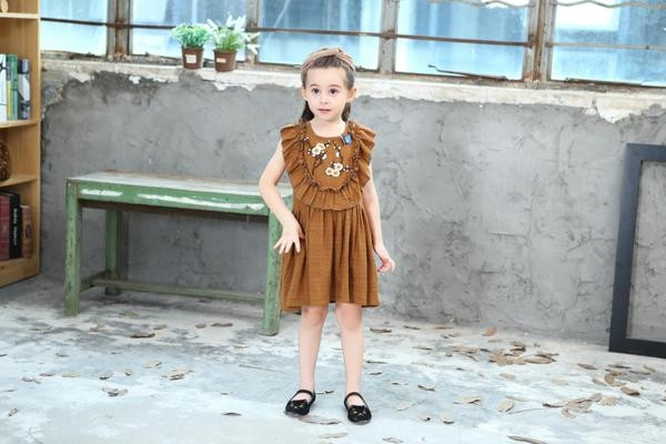 Απαλό παιδικό φόρεμα για κορίτσια σε καφέ χρώμα με floral κεντήματα