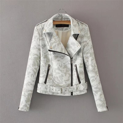 Интересно и много актуално дамско яке с камуфлажни десени и декоративни ципове