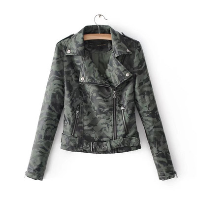 Интересно и много актуално дамско яке с камуфлажни десени и декоративни ципове