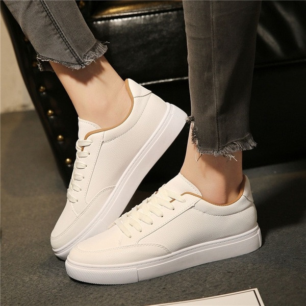 Γυναικεία αθλητικά παπούτσια  με επίπεδη σόλα και κορδόνια