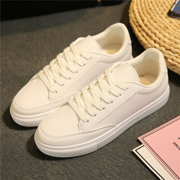 Γυναικεία αθλητικά παπούτσια  με επίπεδη σόλα και κορδόνια