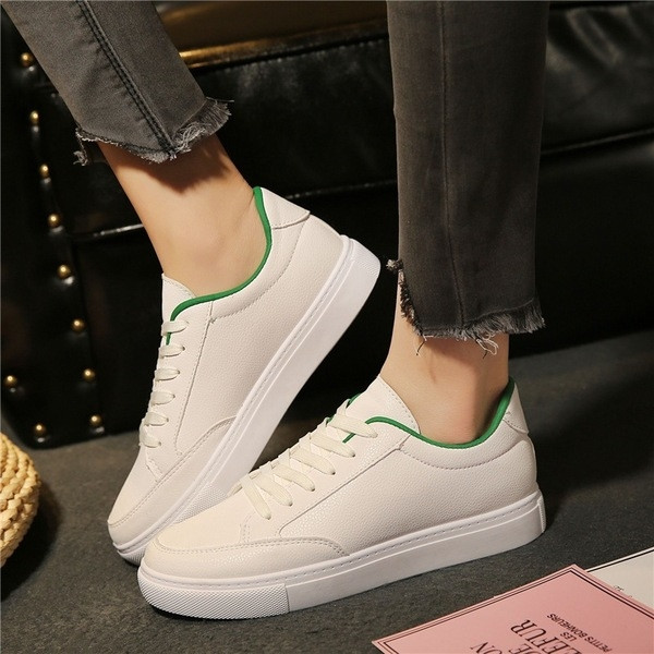 Γυναικεία αθλητικά παπούτσια  με επίπεδη σόλα και κορδόνια