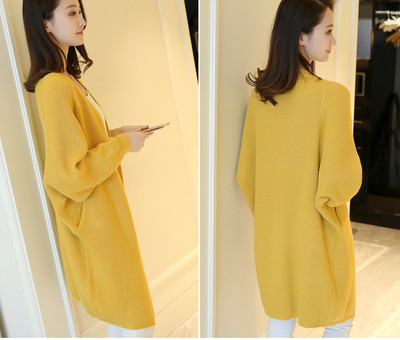 Μια μοντέρνα και πολύ κομψή μακρύ γυναικεία ζακέτα με φαρδή μακρύ μανίκι