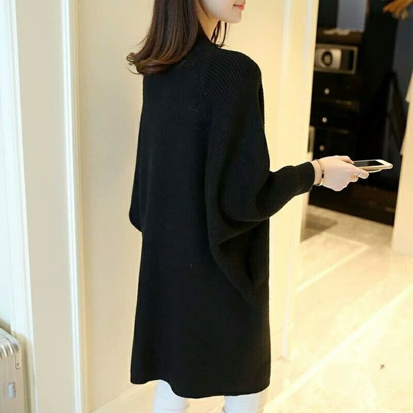 Μια μοντέρνα και πολύ κομψή μακρύ γυναικεία ζακέτα με φαρδή μακρύ μανίκι