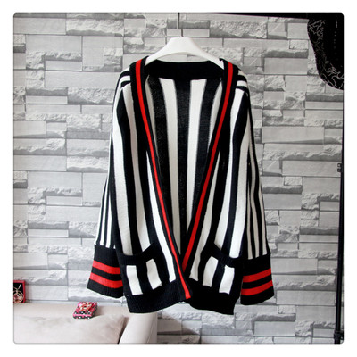 Μεγάλη γυναικεία ζακέτα με πολύ ενδιαφέρον μανίκια