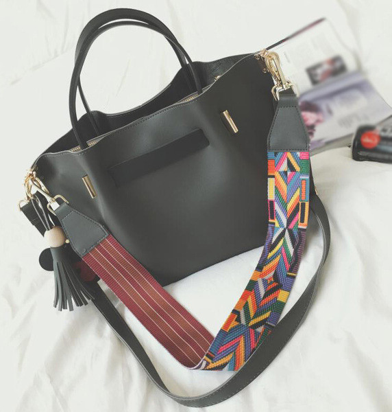 Много стилна дамска чанта с шарена дълга връзка 