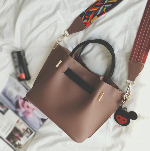 Много стилна дамска чанта с шарена дълга връзка 