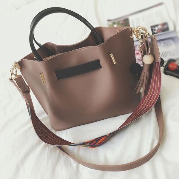 Много стилна дамска чанта с шарена дълга връзка 