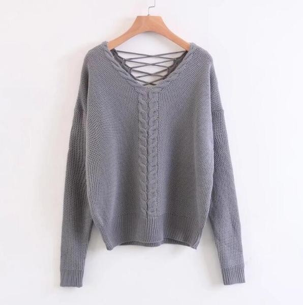 Много интересно и стилно дамско пуловерче с широка О-образна яка