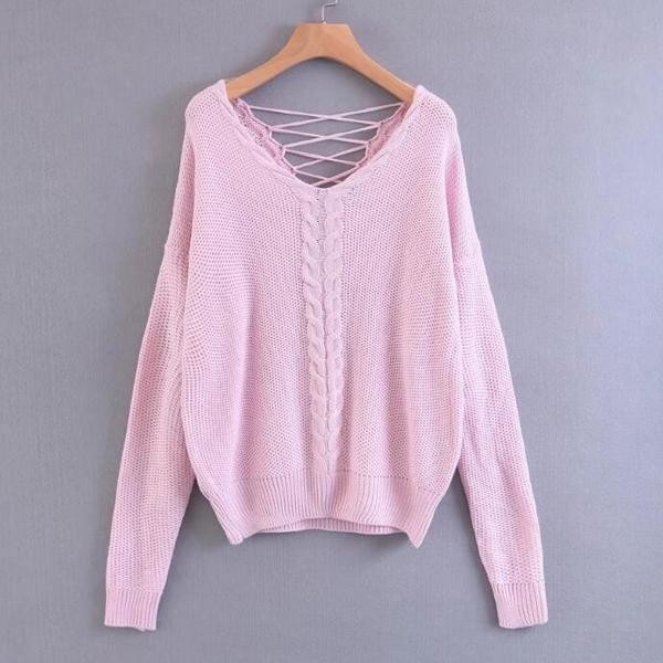 Много интересно и стилно дамско пуловерче с широка О-образна яка