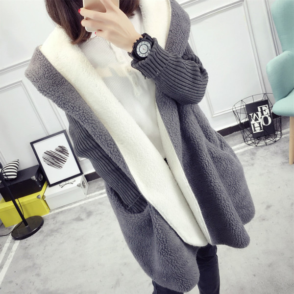 Ζεστή και μακρύ χειμωνιάτική ζακέτα με πλεκτά μανίκια σε διάφορα χρώματα