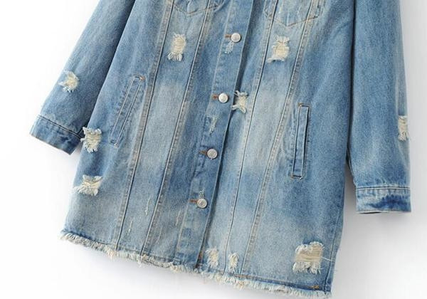 Много актуално и стилно дълго дамско дънково яке с шарени десени и разпокъсани мотиви