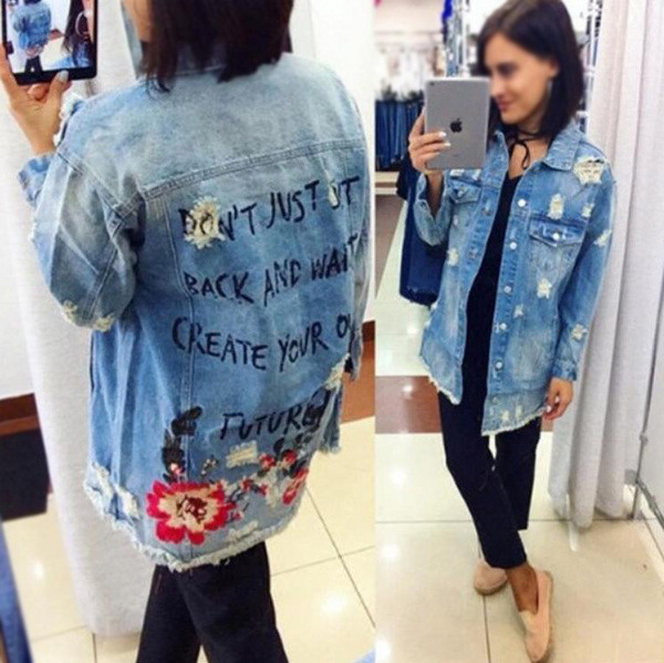 Много актуално и стилно дълго дамско дънково яке с шарени десени и разпокъсани мотиви