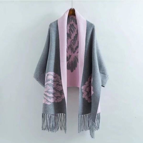 Εξαιρετικό γυναικείο μοντέλο ζακέτας "poncho" με κρεμαστά κρόσσια και όμορφη εκτύπωση