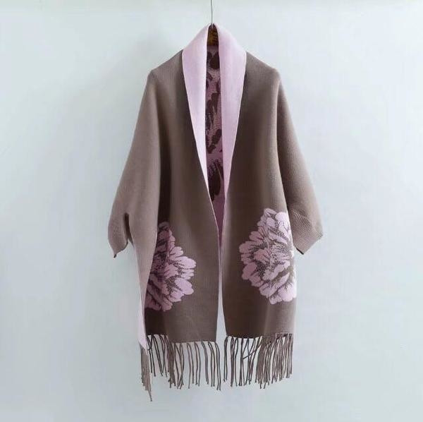 Εξαιρετικό γυναικείο μοντέλο ζακέτας "poncho" με κρεμαστά κρόσσια και όμορφη εκτύπωση