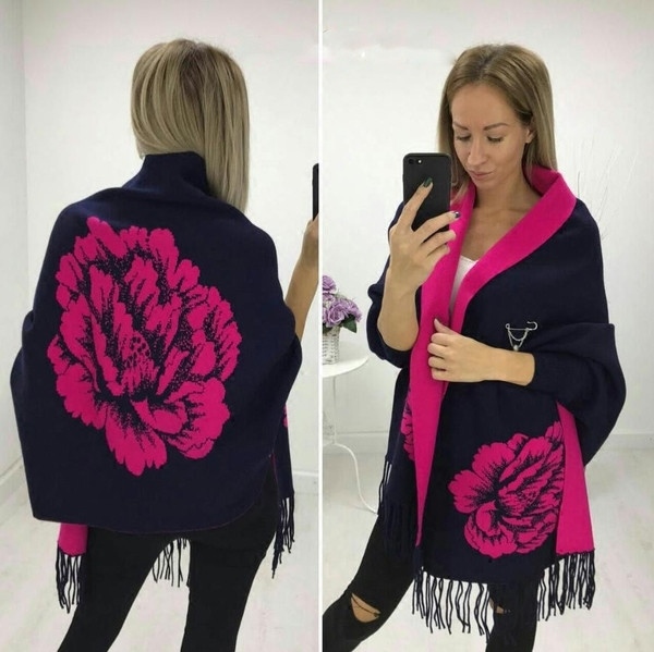 Εξαιρετικό γυναικείο μοντέλο ζακέτας "poncho" με κρεμαστά κρόσσια και όμορφη εκτύπωση